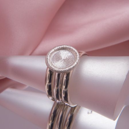 Dreiteiliges Schmuck-Set aus Sterling Silber mit dem gefrästen Coletta Facet Ring zwischen zwei spiegelglatten Clara Stapelringen.